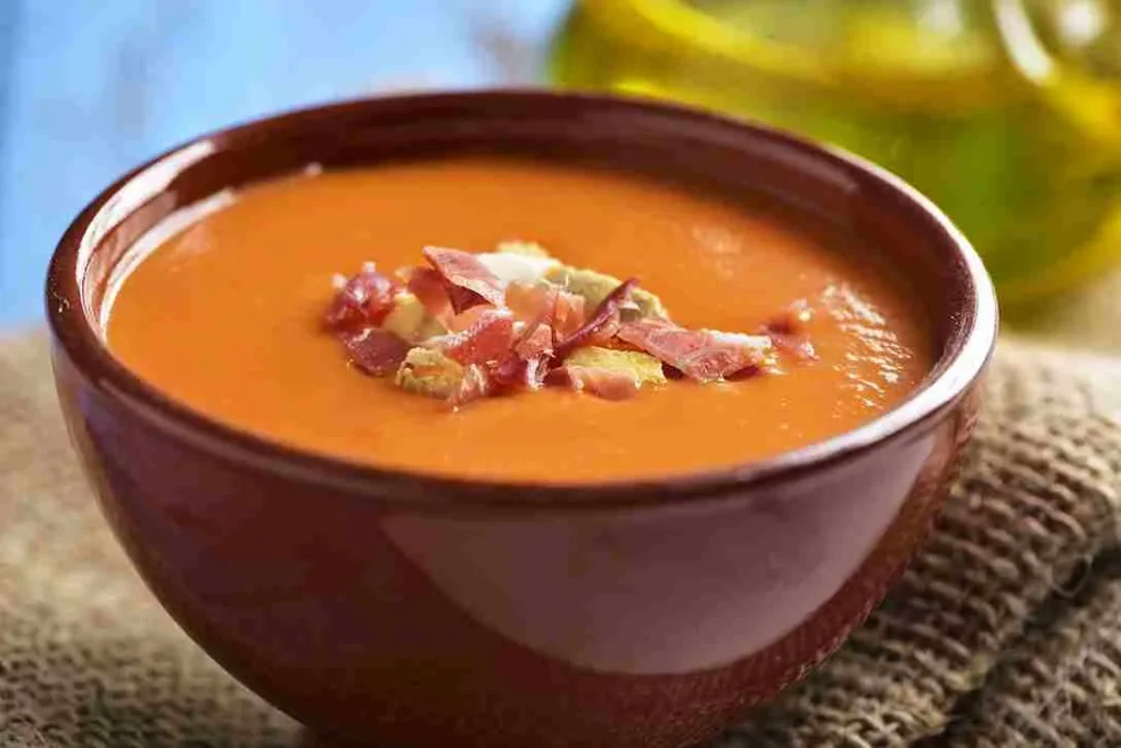 Plato de salmorejo cordobés adornado con huevo duro y jamón serrano.